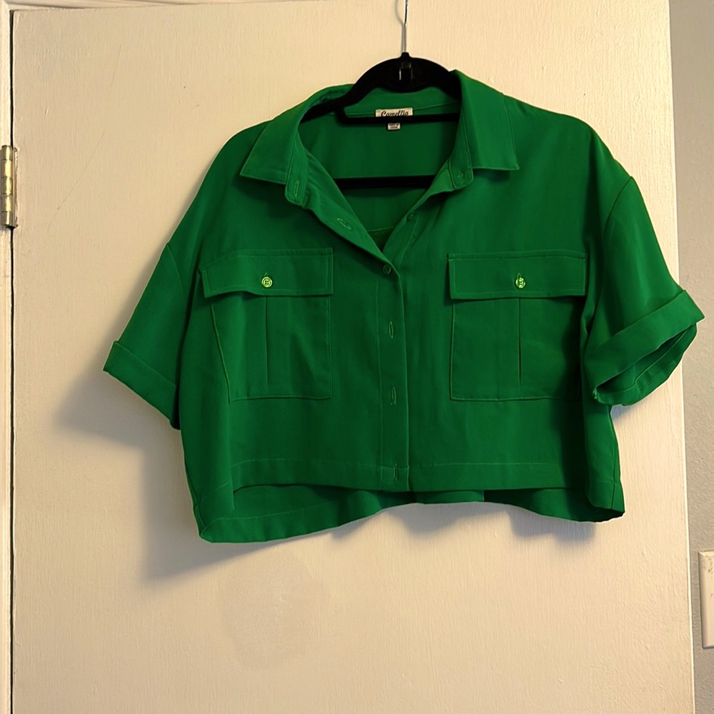 Cropped green blouse double breasted pockets.